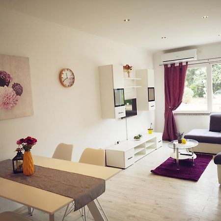 Apartmani "Sandro" Gonar Rab Town Oda fotoğraf